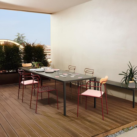 chaise extérieure empilable uti avec dossier bois et structure acier 2