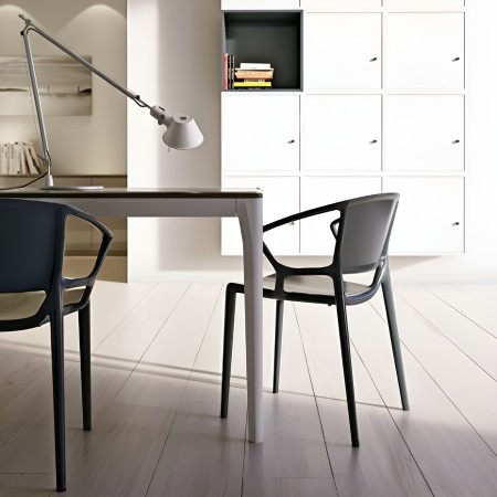 Chaise en plastique en salle de pause - dossier plein confort 