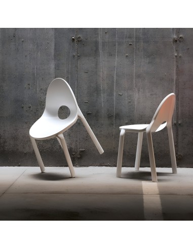 Chaises Drop blanches dans un espace brut style industriel, empilables et légères