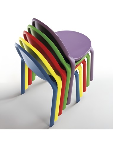Chaises Drop empilées dans différents coloris vifs, parfaites pour un usage collectif ou événementiel