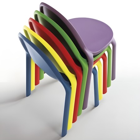 Chaises Drop empilées dans différents coloris vifs, parfaites pour un usage collectif ou événementiel