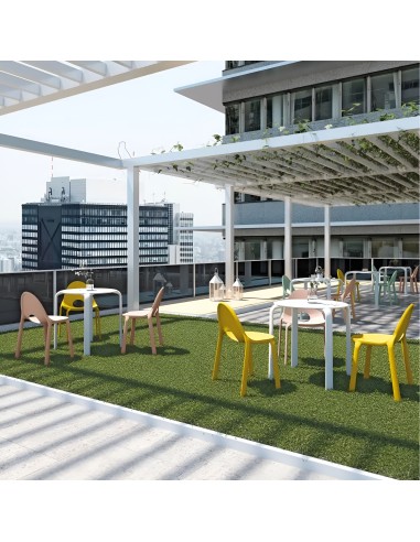 Chaises Drop multicolores sur une terrasse urbaine, mobilier d’extérieur convivial