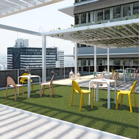 Chaises Drop multicolores sur une terrasse urbaine, mobilier d’extérieur convivial