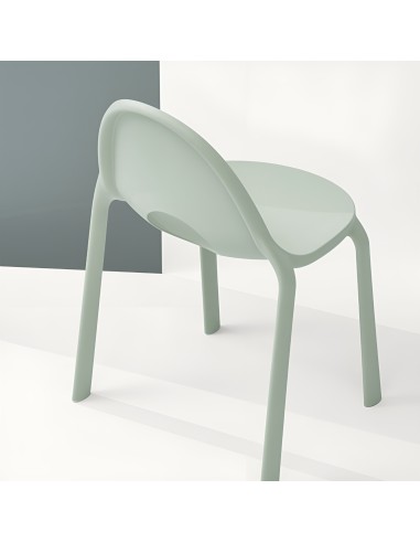 Vue arrière de la chaise Drop en plastique vert clair, design épuré et arrondi