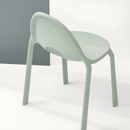 Vue arrière de la chaise Drop en plastique vert clair, design épuré et arrondi