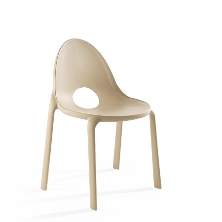 Chaise Drop en coloris sable, silhouette minimaliste et assise incurvée