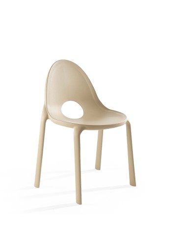 Chaise Drop en coloris sable, silhouette minimaliste et assise incurvée