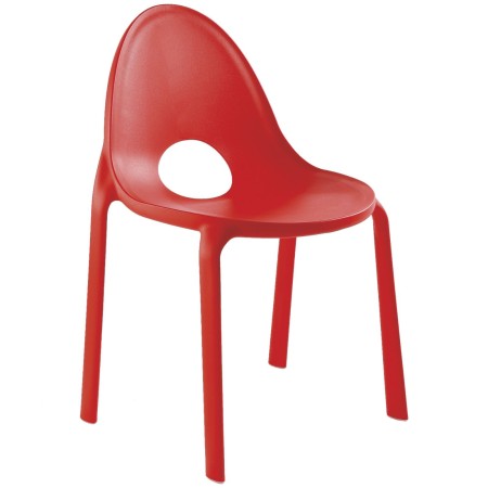 Chaise Drop rouge en plastique avec design ergonomique et trou dans le dossier