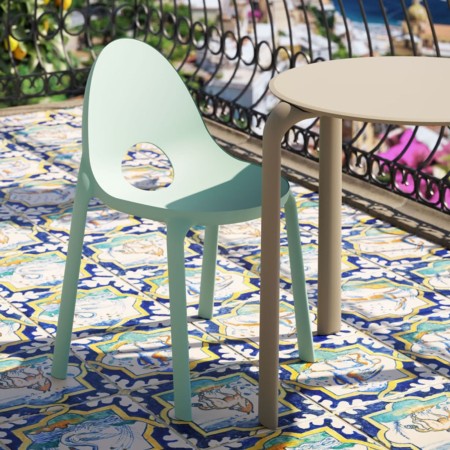Chaise Drop en coloris sable, silhouette minimaliste et assise incurvée 2