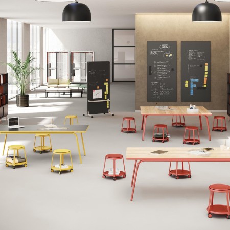 Tabouret pivotant à roulettes - acier rouge pour bureau open space 2