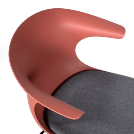 Zoom sur l’assise rembourrée de la chaise Pure Loop Mono version traîneau