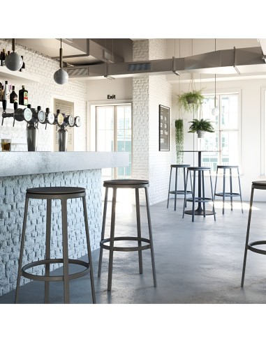 Tabourets hauts ROUND&ROUND noirs avec assise pivotante dans un bar moderne et lumineux