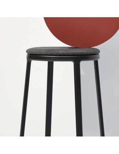 Gros plan sur un tabouret ROUND&ROUND noir avec assise rembourrée gris anthracite
