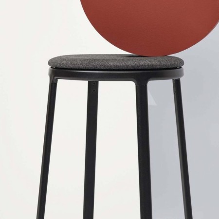 Gros plan sur un tabouret ROUND&ROUND noir avec assise rembourrée gris anthracite
