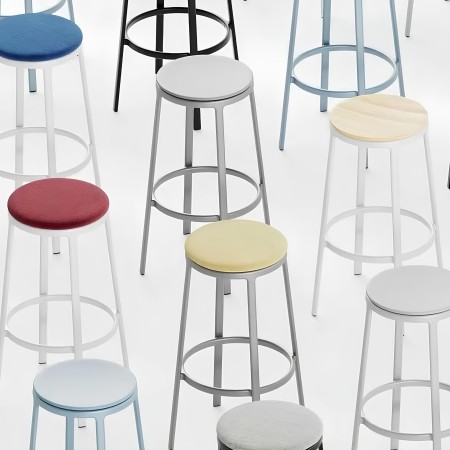 Tabouret haut ROUND&ROUND noir avec assise en tissu et repose-pieds circulaire 2