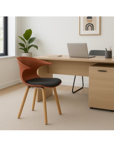 Chaise design Loop Mono en bois et assise rembourrée placée devant un bureau moderne en chêne clair dans un espace de travail