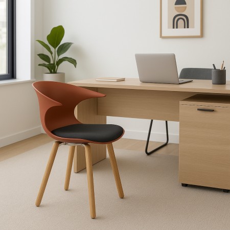 Chaise design Loop Mono en bois et assise rembourrée placée devant un bureau moderne en chêne clair dans un espace de travail