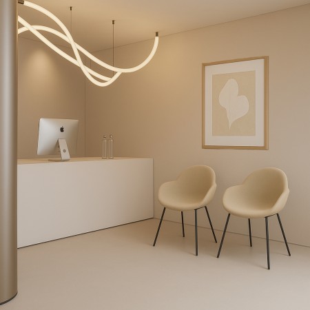 Chaise Cookie 4 pieds en tissu beige dans une clinique dentaire moderne, positionnée dans l'espace d'accueil avec design épuré