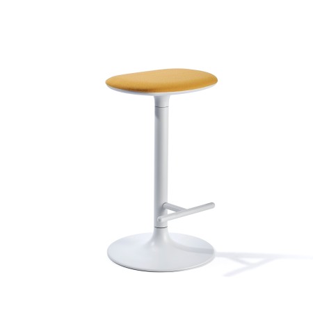 Tabouret haut Flink pour cuisine avec assise jaune et base blanche équipée d’un repose-pieds