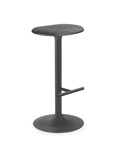 Tabourets de bar Flink avec piètement noir mat et assise tissu gris clair dans un intérieur élégant et design