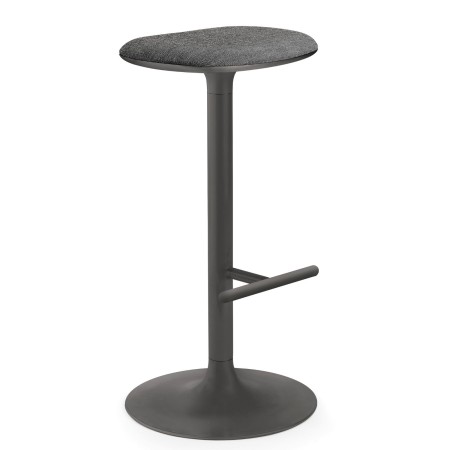Tabourets de bar Flink avec piètement noir mat et assise tissu gris clair dans un intérieur élégant et design