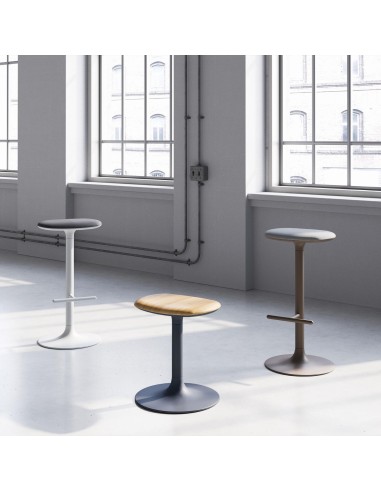 Collection de tabourets Flink avec assises bois ou tissu dans un intérieur lumineux au style industriel moderne