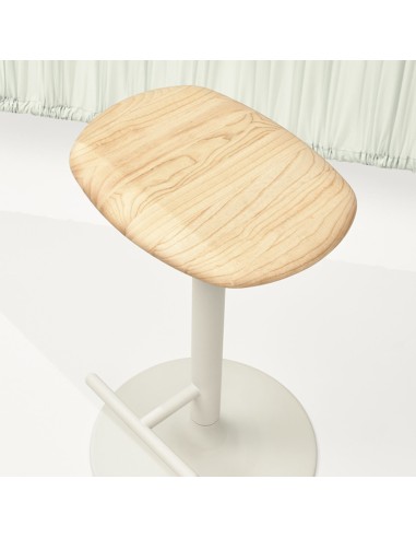 Tabouret Flink bar avec assise en bois clair et repose-pieds intégré sur piètement blanc, adapté aux espaces modernes