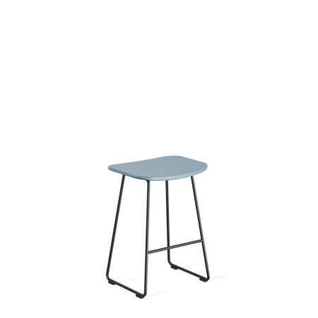 Tabouret bas Klejn en plastique bleu ciel avec piètement en acier noir