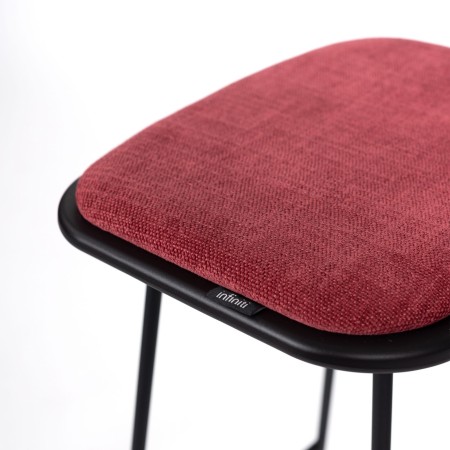 Tabouret bas KLEJN assise en tissu rouge rembourré - confort et praticité