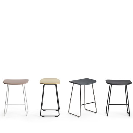 Gamme de tabourets bas Klejn avec assises en plastique de différentes couleurs et structures variées