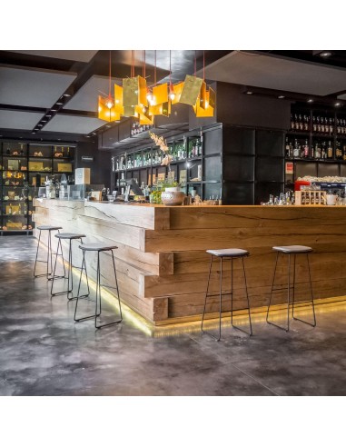 Tabourets Klejn avec assise en tissu dans un bar design