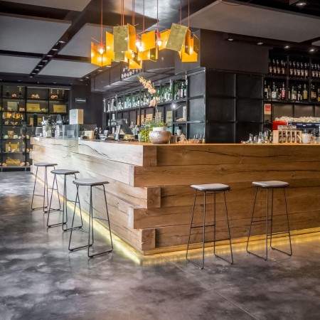 Tabourets Klejn avec assise en tissu dans un bar design