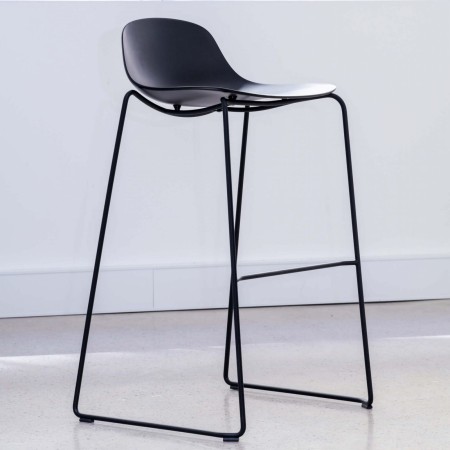 Tabouret de bar Pure Loop Mini Rod en intérieur, coque noire et piètement traîneau noir