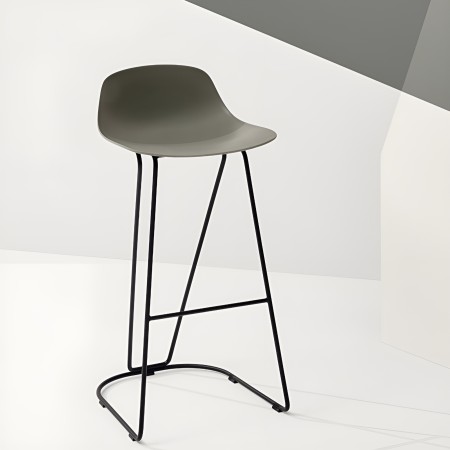 Tabouret Pure Loop Mini Dandy vert avec pieds noirs, installé dans une cuisine moderne