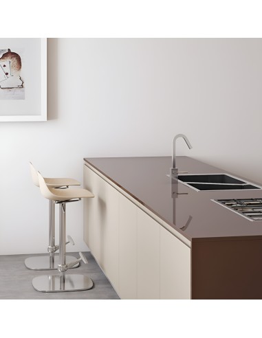 Tabourets réglables blancs Pure Loop Mini Updown dans un espace repas contemporain