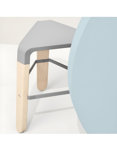 Tabouret bas Picapau - pieds en hêtre et assise en plastique renforts en métal