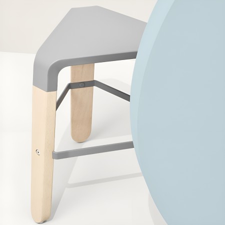 Tabouret bas Picapau - pieds en hêtre et assise en plastique renforts en métal