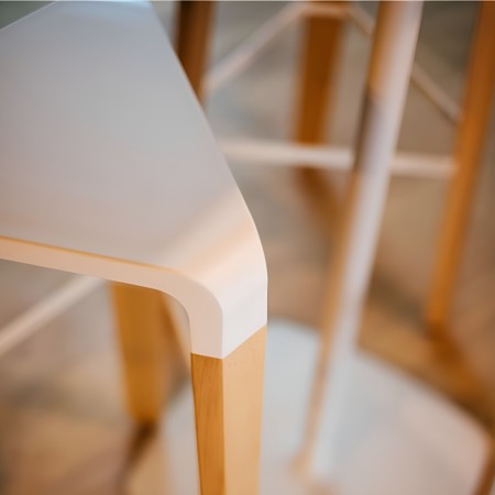 Zoom sur l'assise du tabouret de bar Picapau - design naturel en bois et plastique