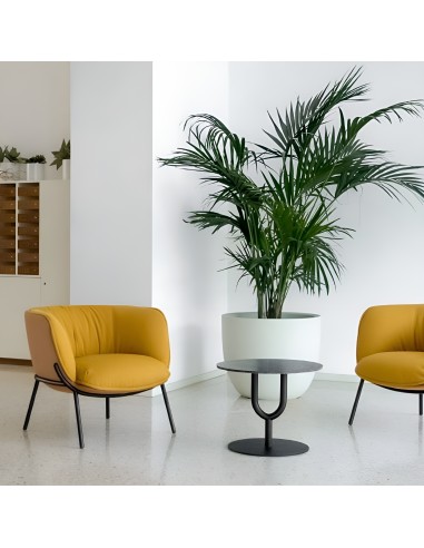 Paire de fauteuils Bombom 4 pieds jaune dans hall d’accueil – ambiance professionnelle chaleureuse