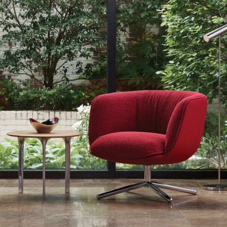 Fauteuil Bombom 4 branches en tissu rouge avec base chromée – ambiance salon moderne 2