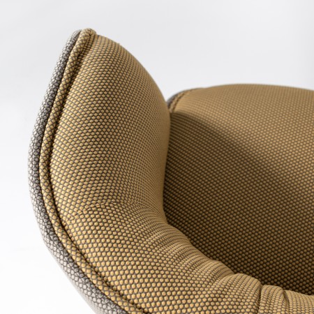 Zoom sur dossier du fauteuil Bombom 4 branches en tissu jaune à motif texturé