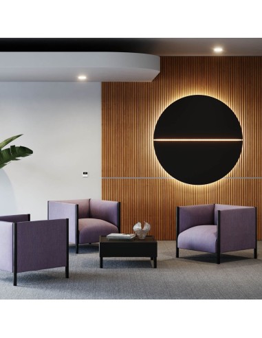 Fauteuil lounge Waffle One violet dans un hall d’accueil moderne avec mur en bois et éclairage design