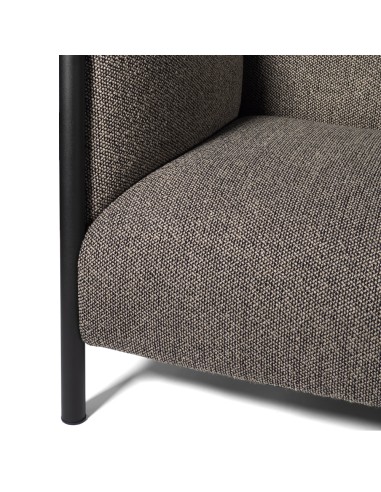 Zoom sur le tissu texturé du fauteuil Waffle One – rembourrage moelleux et piètement en acier noir