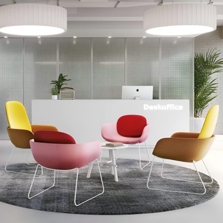 Fauteuils Peb Sled multicolores dans espace d’accueil design avec piètement traîneau blanc