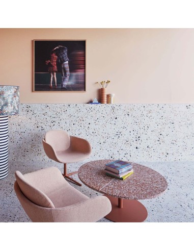 Fauteuils Peb Low Back rose clair avec base fixe dans un espace lounge contemporain