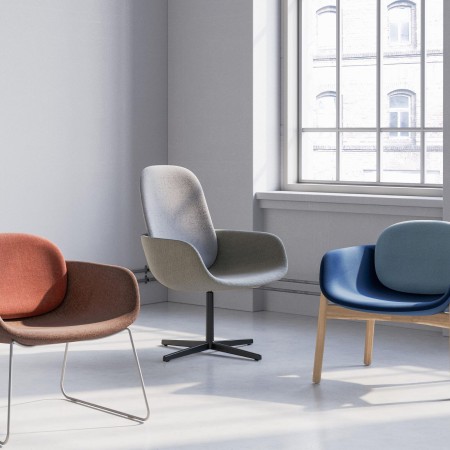 Fauteuils Peb dossier haut et bas dans un espace lumineux, piètements bois, métal et étoile