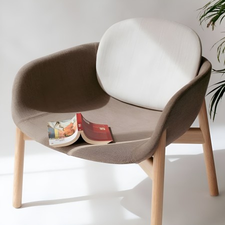 Chaise fauteuil confortable et accueillant - bois et tissu brun, blanc - PEB dossier bas