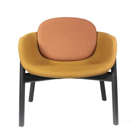fauteuil Peb dossier bas, assise moutarde et dossier orange, structure bois foncé
