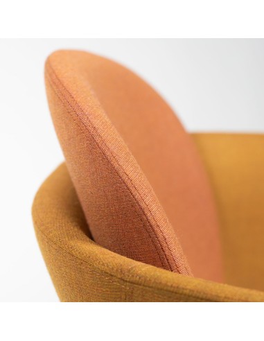 Gros plan sur le dossier rembourré orange du fauteuil Peb Low Back en tissu