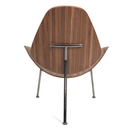dossier incurvé du fauteuil Kram en noyer sur structure fine en acier chromé